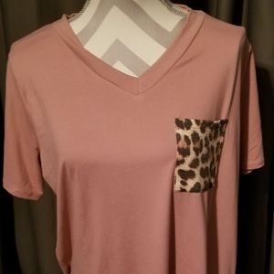 NWT RIAH FASHION KIND MAUVE/ PINKISH & LEOPARD TEE WITH POCKET.